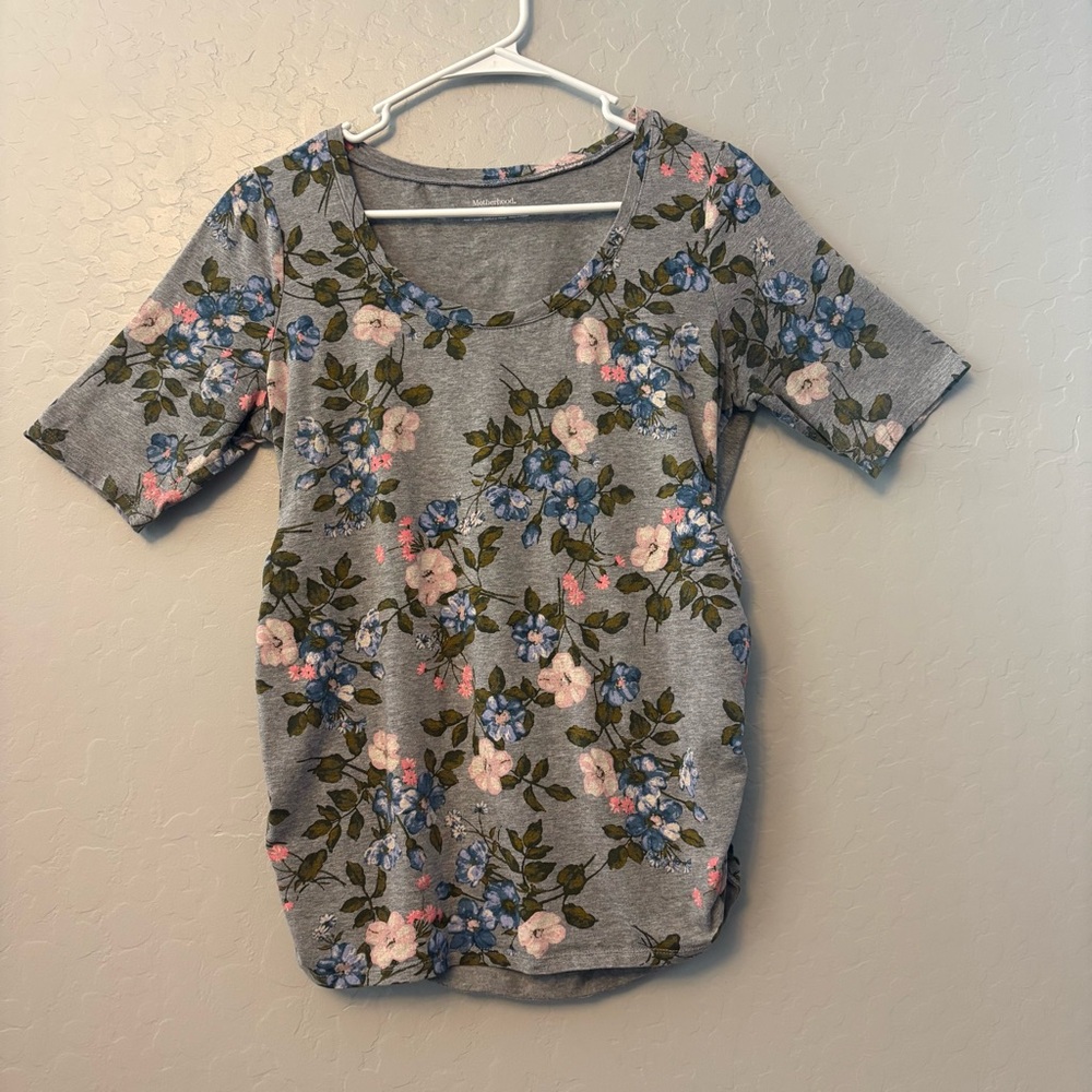 Motherhood Maternity gray short sleeve top with pink and blue flowers medium